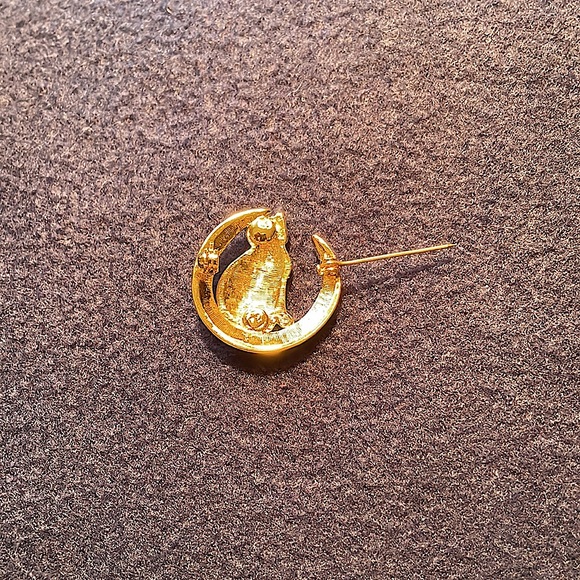 Vintage goldtone metal and rhinestone cat pin. Green eyes. Sturdy clasp. Cute! - Picture 3 of 4